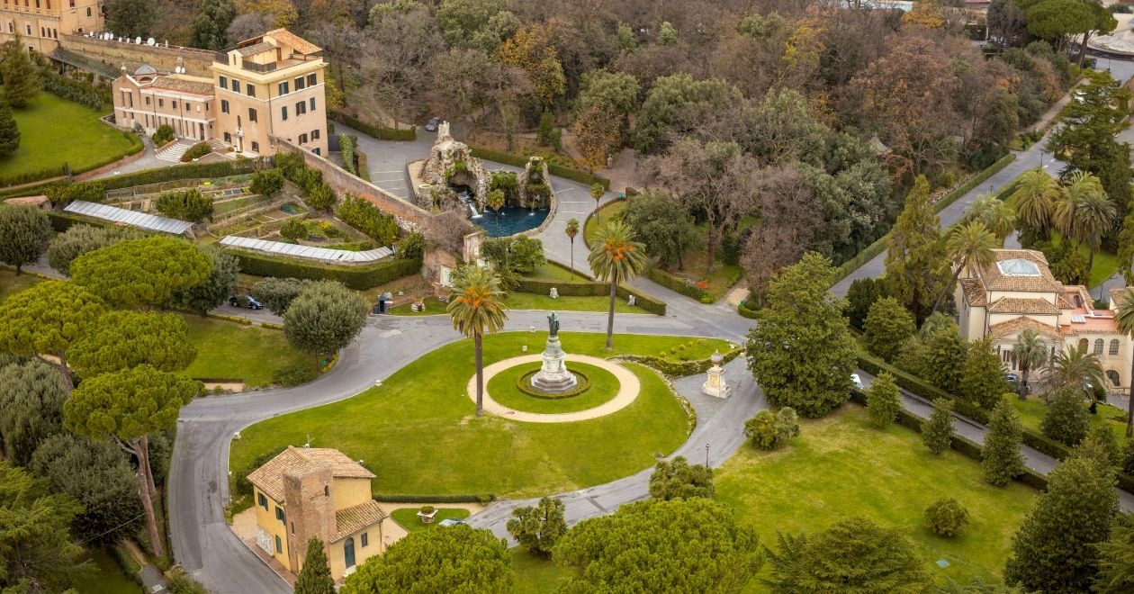 Apresentam uma variedade de plantas, árvores, fontes e esculturas, além de pequenos edifícios históricos.
