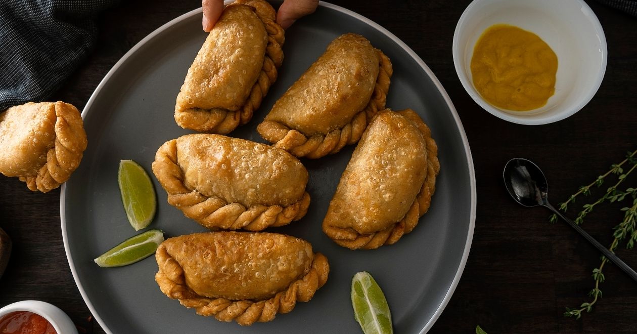 Empanadas argentinas, massas recheadas com carne e temperos, assadas ou fritas.