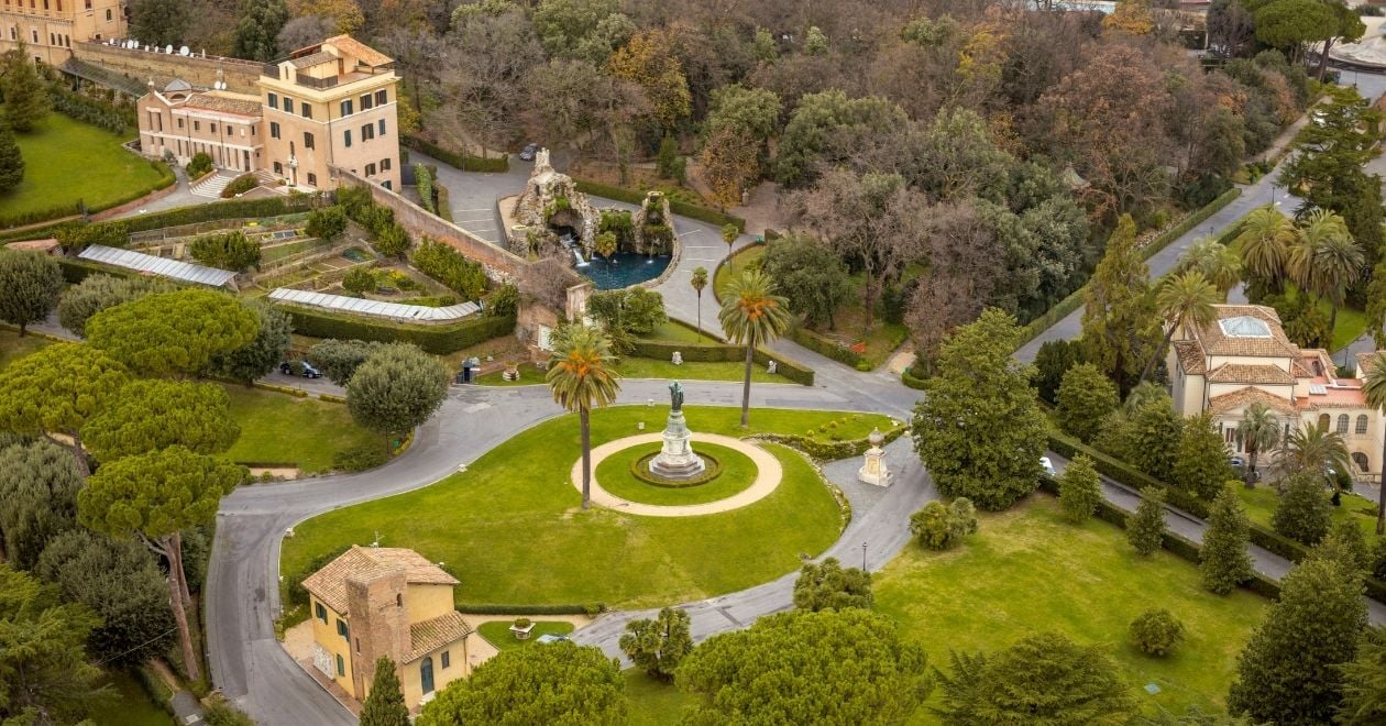Apresentam uma variedade de plantas, árvores, fontes e esculturas, além de pequenos edifícios históricos.
